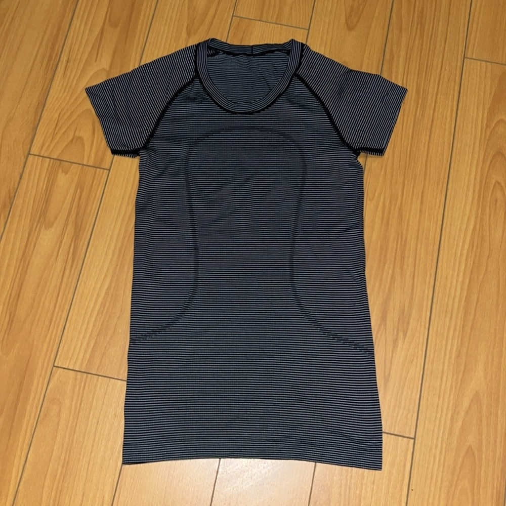 Lululemon Swiftly Tech short sleeve crew in tempo stripe balck and white - Picture 4 of 8